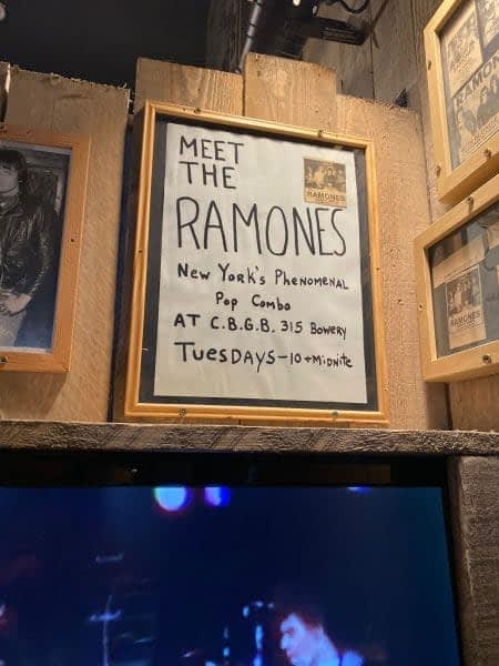 Foto de parte do acervo no museu dos Ramones.