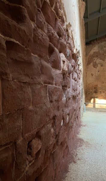 Os detalhes das pedras do monastério de Cartoixa d'Escaladei em Tarragona.