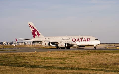 Foto de uma aeronave do Qatar em um voo com conexão.