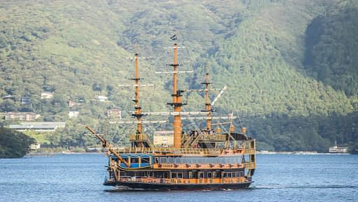 Passeio de barco pirata no Lago Ashinoko em Hakone, Japão.