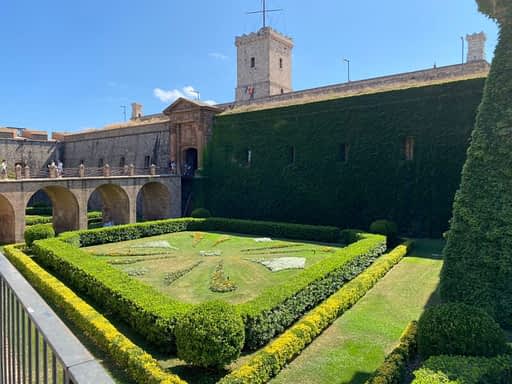 Foto da entrada do Castelo em Montjuic, Barcelona.