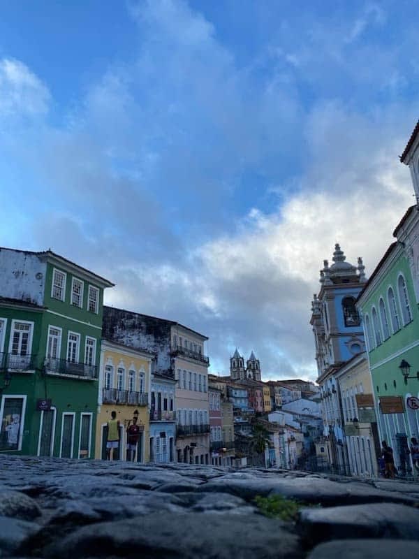 Foto das casas coloridas em Salvador.